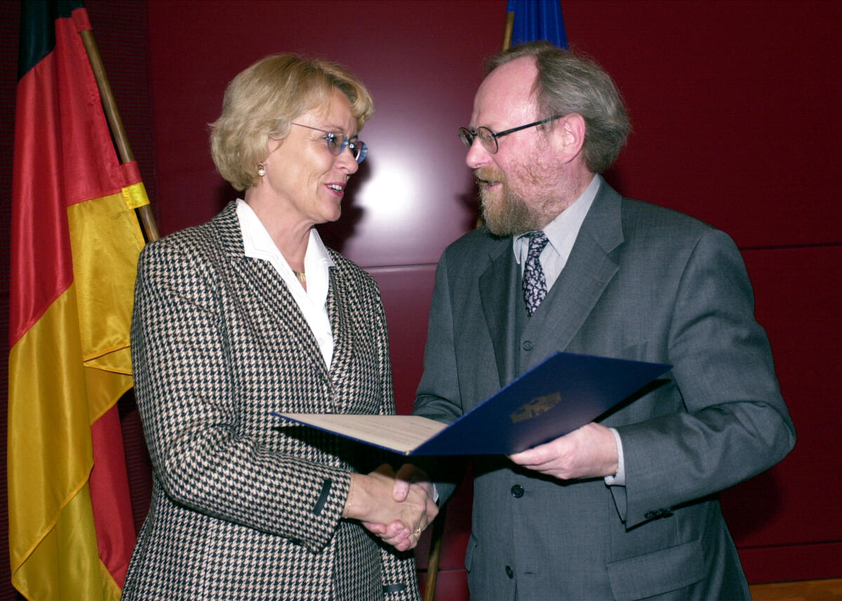 Thierse, Wolfgang; Kastner, Susanne Bundestagspräsident Wolfgang Thierse (rechts), SPD, verleiht den Verdienstorden der Bundesrepublik Deutschland, (Verdienstkreuz am Bande) an Susanne Kastner, SPD, MdB.; Bundestagsabgeordnete,  Abgeordnete, Orden, Verleihung