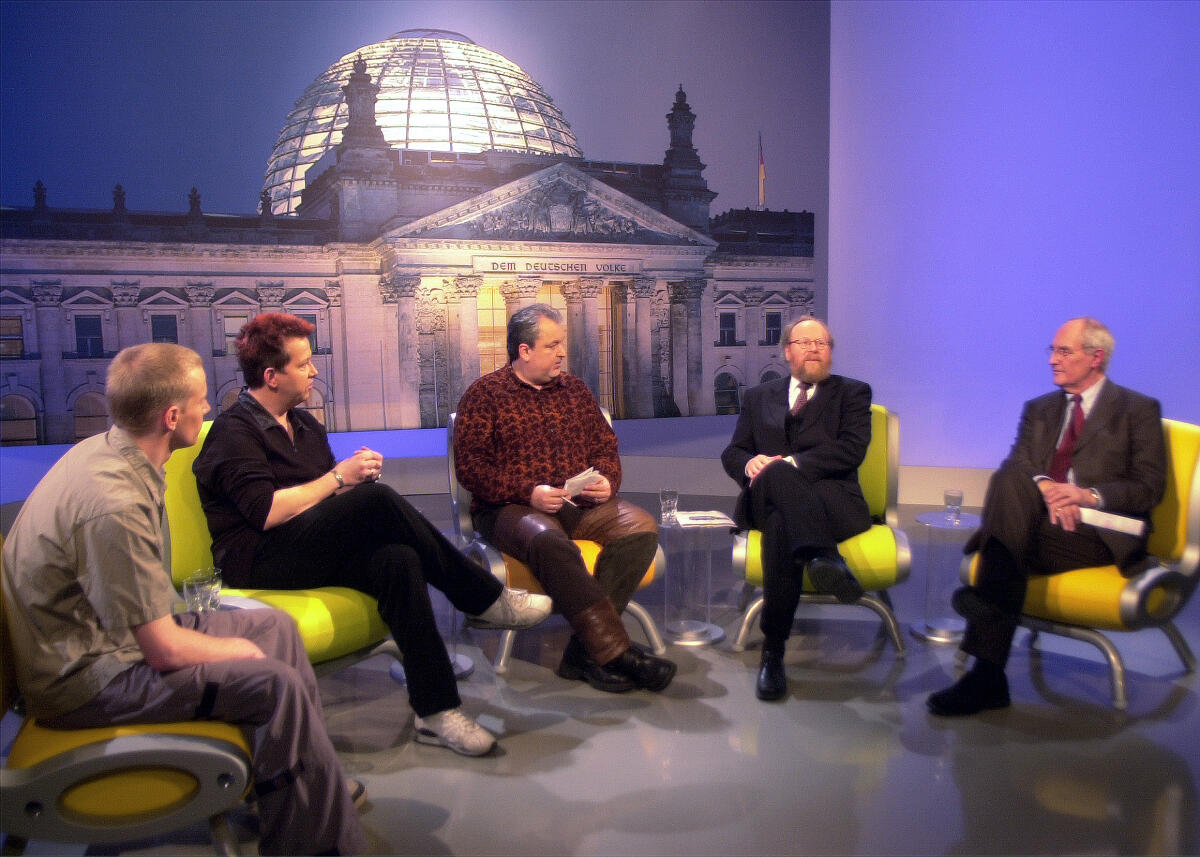 Premiere im Bundestags-Studio/Parlamentsfernsehen, Moderator: Jürgen Stark (3.v.l.), Gäste: Bundestagspräsident Wolfgang Thierse (2.v.r.), SPD, Prof. Werner Hay (1.v.r.), Geschäftsführer Deutsche Phono Akademie, Sebastian Krumbiegel (2.v.l.), Sänger der Pop-Gruppe "Die Prinzen", Thomas Baumgärtel (1.v.l.), Bandmitglied "Chicago Jazzz". Thierse, Wolfgang; Hay, Werner; Krumbiegel, Sebastian; Baumgärtel, Thomas; Stark, Jürgen Premiere im Bundestags-Studio/Parlamentsfernsehen, Moderator: Jürgen Stark (3.v.l.), Gäste: Bundestagspräsident Wolfgang Thierse (2.v.r.), SPD, Prof. Werner Hay (1.v.r.), Geschäftsführer Deutsche Phono Akademie, Sebastian Krumbiegel (2.v.l.), Sänger der Pop-Gruppe "Die Prinzen", Thomas Baumgärtel (1.v.l.), Bandmitglied "Chicago Jazzz".