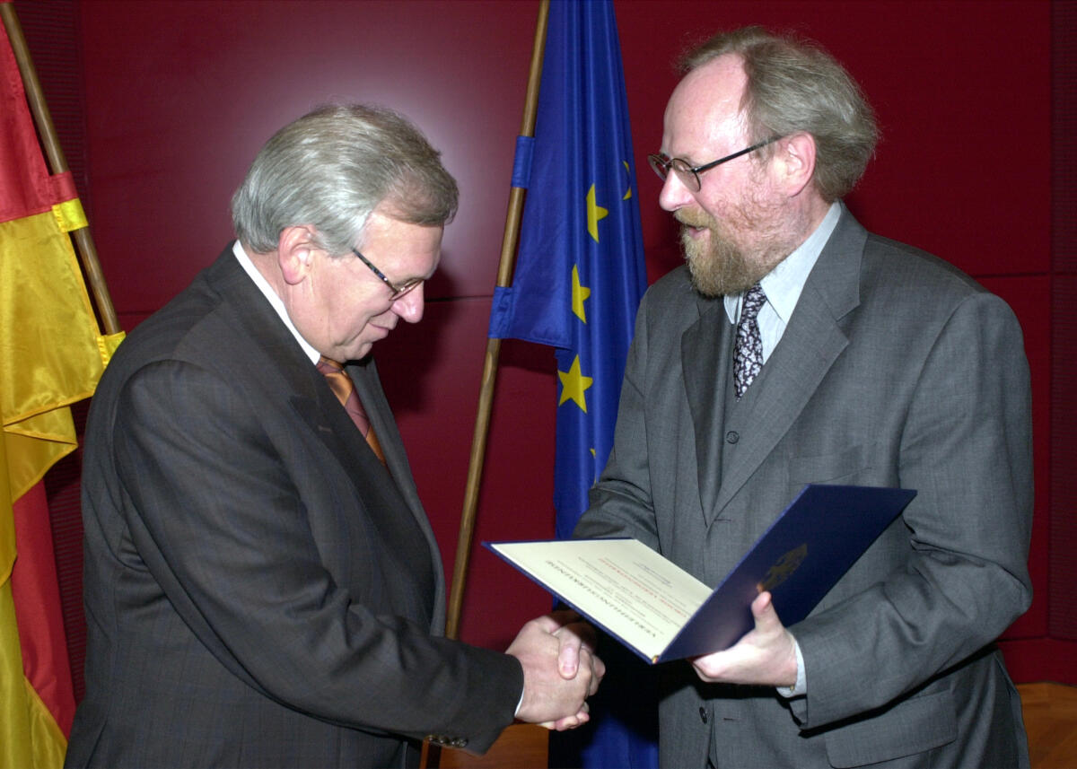 Thierse, Wolfgang; Hornhues, Karl-Heinz Bundestagspräsident Wolfgang Thierse (rechts), SPD, verleiht den Verdienstorden der Bundesrepublik Deutschland (Große Verdienstkreuz),  an Prof. Dr. Karl-Heinz Hornhues, CDU/CSU, MdB.; Bundestagsabgeordneter, Abgeordneter, Verleihung, Orden