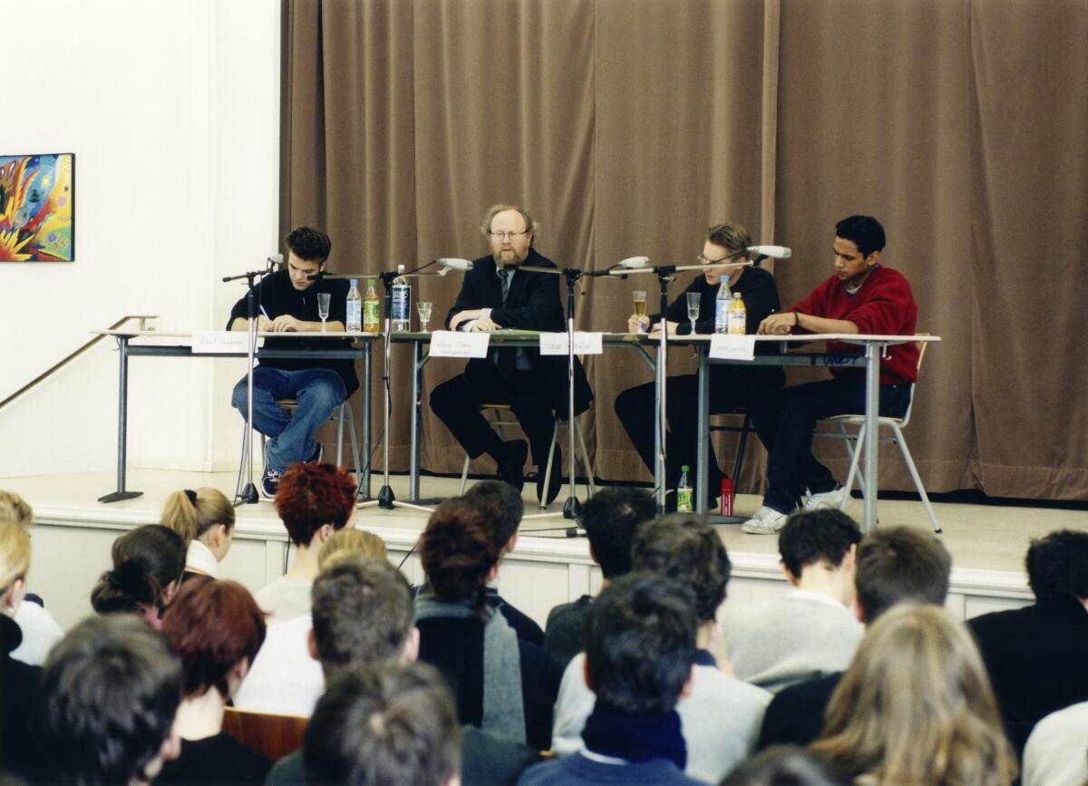 Thierse, Wolfgang Bundestagspräsident Wolfgang Thierse, SPD, MdB, spricht mit Schülern der Hildegard Wegscheider Schule über die Problematik rechter Gewalt.; Besuch, Schüler, diskutieren