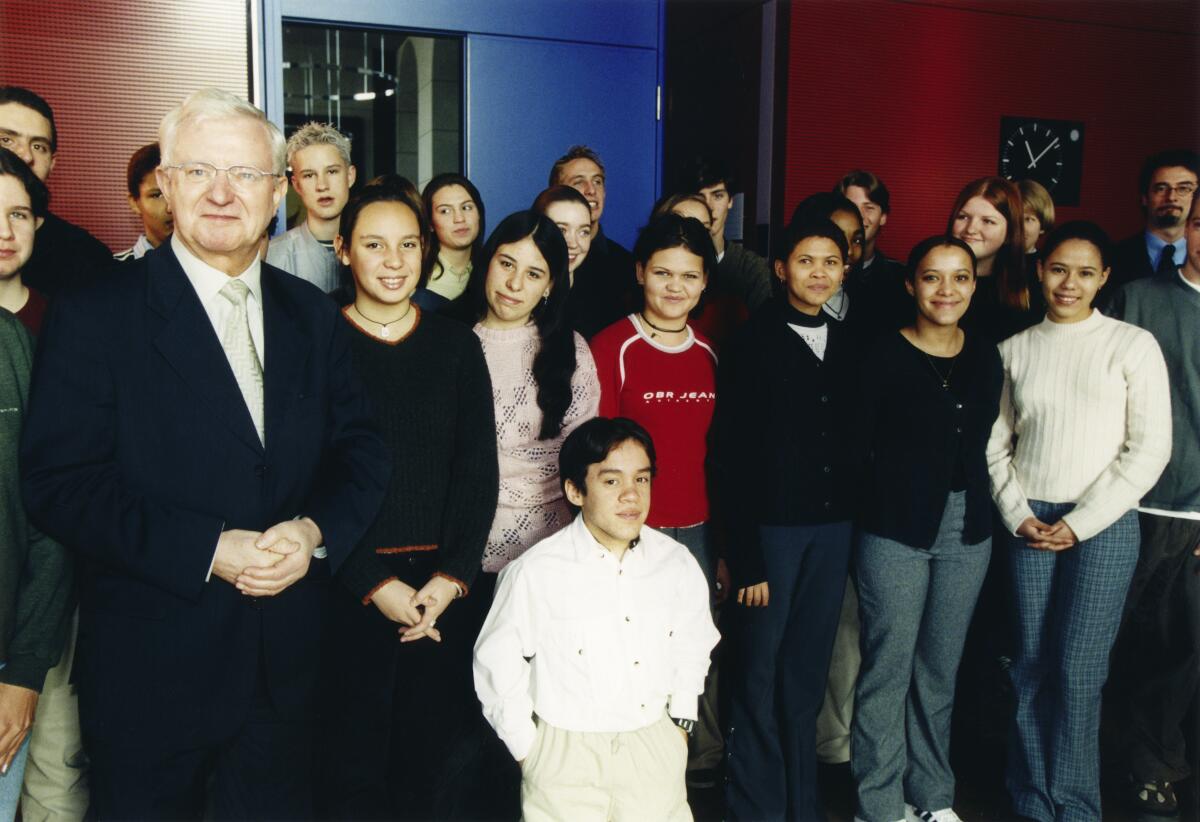 Seiters, Rudolf Bundestagsvizepräsident Dr. h.c. Rudolf Seiters empfängt ausländische Gastschüler des Vereins für deutsche Kulturbeziehungen im Ausland e.V. (VDA).; Begrüßung, Besucher