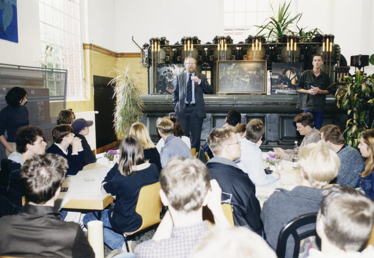 Bundestagspräsident Wolfgang Thierse, SPD, MdB, diskutiert mit Schülern, die an dem Aktionswettbewerb Alex als Redakteure einer Schülerzeitung teilgenommen haben, im Cafe des Jugendtreffs "Die Pumpe".; Schüler, Gespräch, Diskussion Thierse, Wolfgang Bundestagspräsident Wolfgang Thierse, SPD, MdB, diskutiert mit Schülern, die an dem Aktionswettbewerb Alex als Redakteure einer Schülerzeitung teilgenommen haben, im Cafe des Jugendtreffs "Die Pumpe".; Schüler, Gespräch, Diskussion