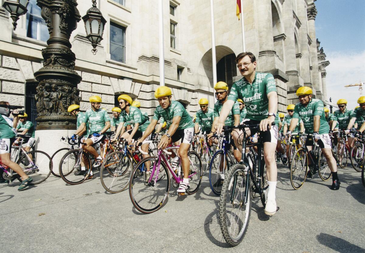Solms, Hermann Otto Bundestagsvizepräsident Hermann Otto Solms, FPD, MdB, empfängt rund 200 Fahrradfahrer, die an der "Tour der Hoffnung" teilnehmen, um Spenden für krebskranke Kinder zu sammeln.; Sport