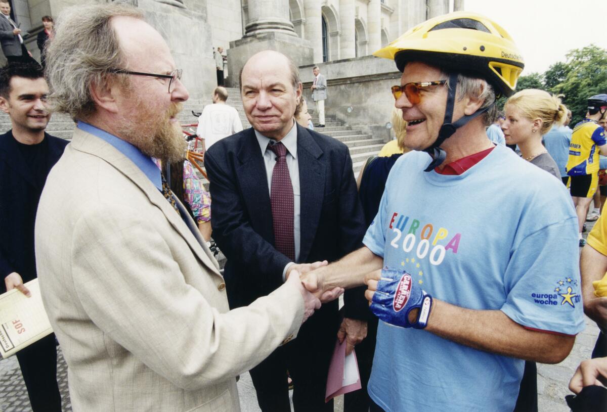 Bundestagspräsident Wolfgang Thierse, SPD, MdB, gibt vor dem Westportal des Reichstagsgebäudes das Startsignal für die Europa-Tandem-Tour 2000 für blinde und sehbehinderte Radsportler.; Hier: Wolfgang Thierse begrüßt Horst Schwerger, den Vorsitzenden der Selbsthilfevereinigung Pro Retina Deutschland und Organisator der Tour, und den Pressesprecher Hans Hotter (mitte).; Begrüßung Thierse, Wolfgang Bundestagspräsident Wolfgang Thierse, SPD, MdB, gibt vor dem Westportal des Reichstagsgebäudes das Startsignal für die Europa-Tandem-Tour 2000 für blinde und sehbehinderte Radsportler.; Hier: Wolfgang Thierse begrüßt Horst Schwerger, den Vorsitzenden der Selbsthilfevereinigung Pro Retina Deutschland und Organisator der Tour, und den Pressesprecher Hans Hotter (mitte).; Begrüßung