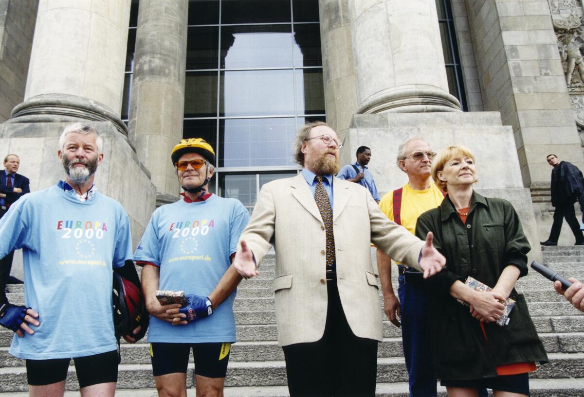 Bundestagspräsident Wolfgang Thierse, SPD, MdB, gibt vor dem Westportal des Reichstagsgebäudes das Startsignal für die Europa-Tandem-Tour 2000 für blinde und sehbehinderte Radsportler.; Hier: Heinz Hermann Elting, Verwaltungsrat Europäisches Parlament, Horst Schwerger, Vorsitzender Pro Retina Deutschland, Bundestagspräsident Wolfgang Thierse, Gabriele Schötter, Senatorin für Arbeit, Gesundheit und Soziales.; Sport Thierse, Wolfgang Bundestagspräsident Wolfgang Thierse, SPD, MdB, gibt vor dem Westportal des Reichstagsgebäudes das Startsignal für die Europa-Tandem-Tour 2000 für blinde und sehbehinderte Radsportler.; Hier: Heinz Hermann Elting, Verwaltungsrat Europäisches Parlament, Horst Schwerger, Vorsitzender Pro Retina Deutschland, Bundestagspräsident Wolfgang Thierse, Gabriele Schötter, Senatorin für Arbeit, Gesundheit und Soziales.; Sport