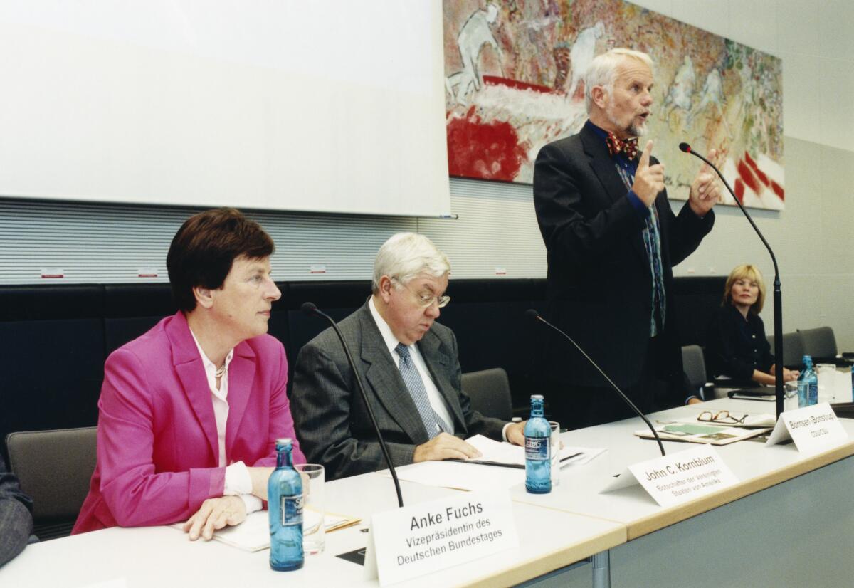 Fuchs, Anke; Börnsen, Wolfgang; Kornblum, John C. Bundestagsvizepräsidentin Anke Fuchs, SPD, MdB, begrüßt amerikanische Stipendiaten des Parlamentarischen Partnerschaftsprogrammes (PPP).; Der Abgeordnete Wolfgang Börnsen, CDU/CSU, hält eine Rede.; Abgeordnete, Bundestagsabgeordnete