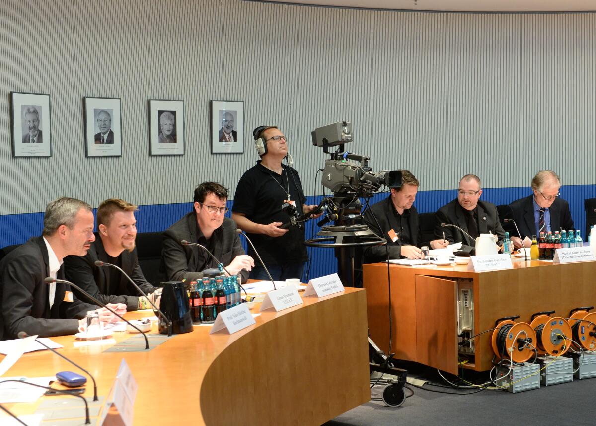  Der Ausschuss des Deutschen Bundestages Digitale Agenda hat unter der Leitung seines Vorsitzenden Jens Koeppen, CDU/CSU, und mit Beteiligung von Sachverständigen (hier im Bild), ein Öffentliches Fachgespräch mit Live-Stream zum Thema "IT-Sicherheit".