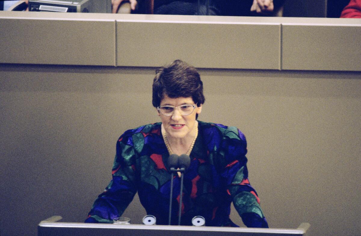 2. und 3. Lesung des Staatsvertrags über die "Schaffung einer Währungs-, Wirtschafts- undSozialunion zwischen der Bundesrepublik Deutschland und derDeutschen Demokratischen Republik" am 21.6.1990 im Wasserwerk in Bonn.; Rede der Vorsitzenden des Ausschusses Deutsche Einheit, Bundestagspräsidentin Rita Süssmuth, CDU. Süssmuth, Rita 2. und 3. Lesung des Staatsvertrags über die "Schaffung einer Währungs-, Wirtschafts- undSozialunion zwischen der Bundesrepublik Deutschland und derDeutschen Demokratischen Republik" am 21.6.1990 im Wasserwerk in Bonn.; Rede der Vorsitzenden des Ausschusses Deutsche Einheit, Bundestagspräsidentin Rita Süssmuth, CDU.