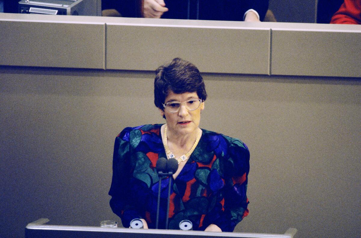 Süssmuth, Rita 2. und 3. Lesung des Staatsvertrags am 21.6.1990 im Wasserwerk in Bonn.; Rede der Vorsitzenden des Ausschusses Deutsche Einheit, Bundestagspräsidentin Rita Süssmuth, CDU.