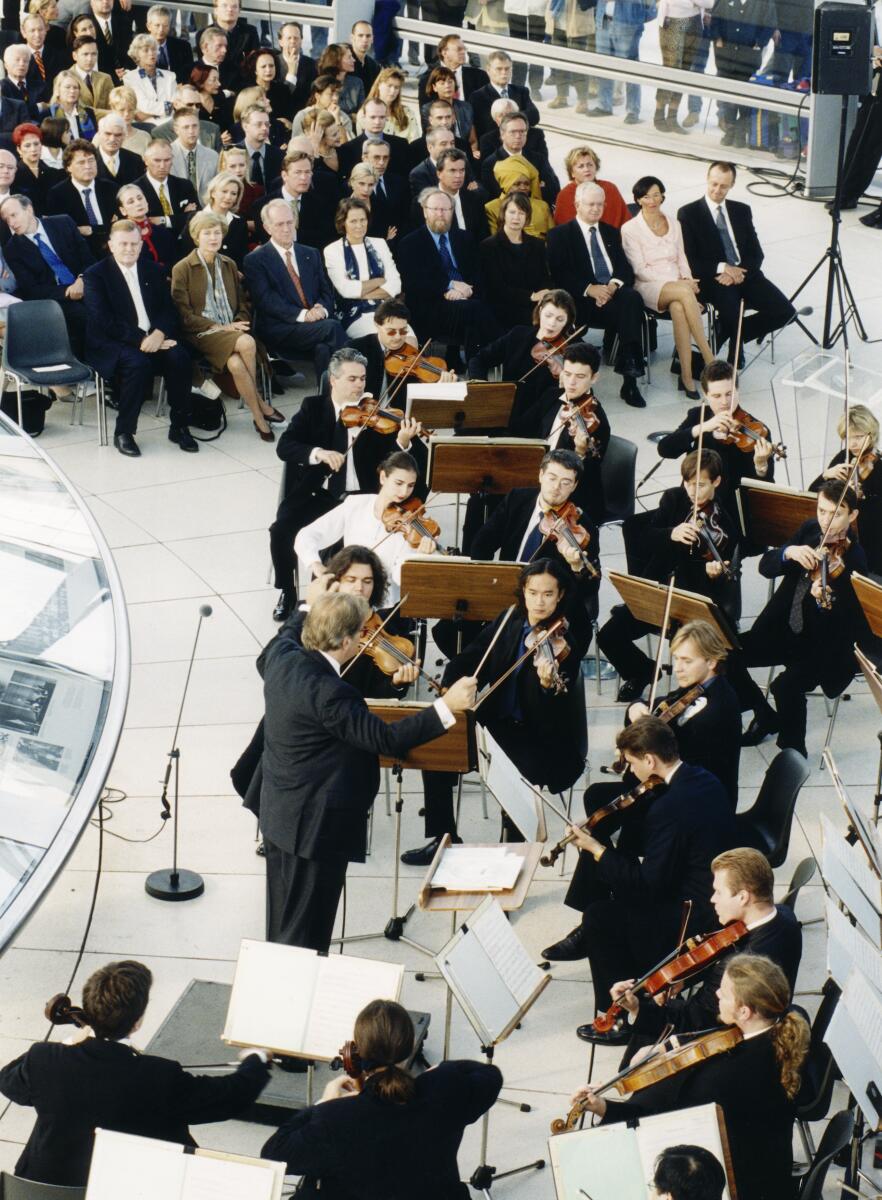 Thierse, Wolfgang; Rau, Johannes Bundestagspräsident Wolfgang Thierse eröffnet das Konzert der Philharmonie der Nationen unter der Leitung von Justus Frantz in der Reichstagskuppel unter dem Motto "Klassik gegen Rechts". Das Konzert soll ein musikalisches Zeichen gegen Rechtsradikalismus setzen.; Hier: Bundespräsident Johannes Rau mit Bundestagspräsident Wolfgang Thierse, SPD, MdB, und deren Gattinen.; Musikkonzert