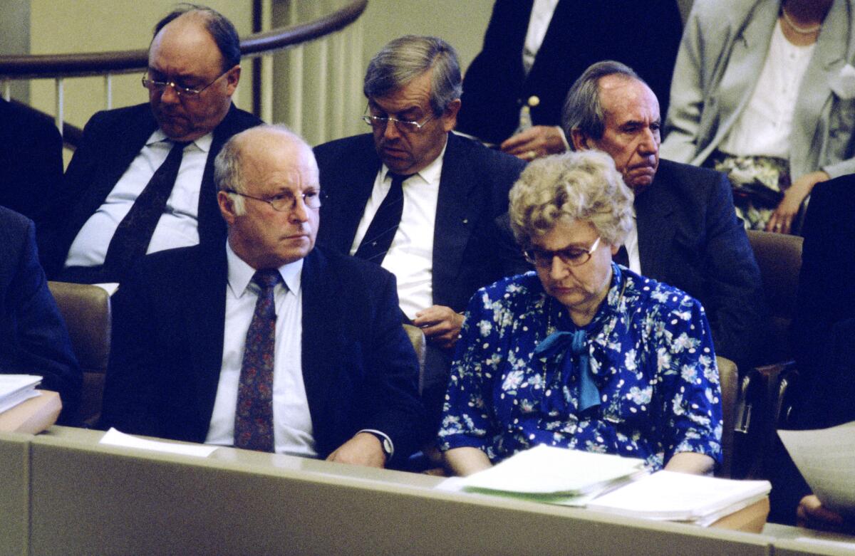 2. und 3. Lesung des Staatsvertrags über die "Schaffung einer Währungs-, Wirtschafts- undSozialunion zwischen der Bundesrepublik Deutschland und derDeutschen Demokratischen Republik" am 21.6.1990 im Wasserwerk in Bonn.; Der Bundesminister für Arbeit und Sozialordnung, Norbert Blüm, CDU mit der Bundesministerin für Innerdeutsche Beziehungen Dorothee Wilms, CDU auf der Regierungsbank. Blüm, Norbert; Wilms, Dorothee 2. und 3. Lesung des Staatsvertrags über die "Schaffung einer Währungs-, Wirtschafts- undSozialunion zwischen der Bundesrepublik Deutschland und derDeutschen Demokratischen Republik" am 21.6.1990 im Wasserwerk in Bonn.; Der Bundesminister für Arbeit und Sozialordnung, Norbert Blüm, CDU mit der Bundesministerin für Innerdeutsche Beziehungen Dorothee Wilms, CDU auf der Regierungsbank.