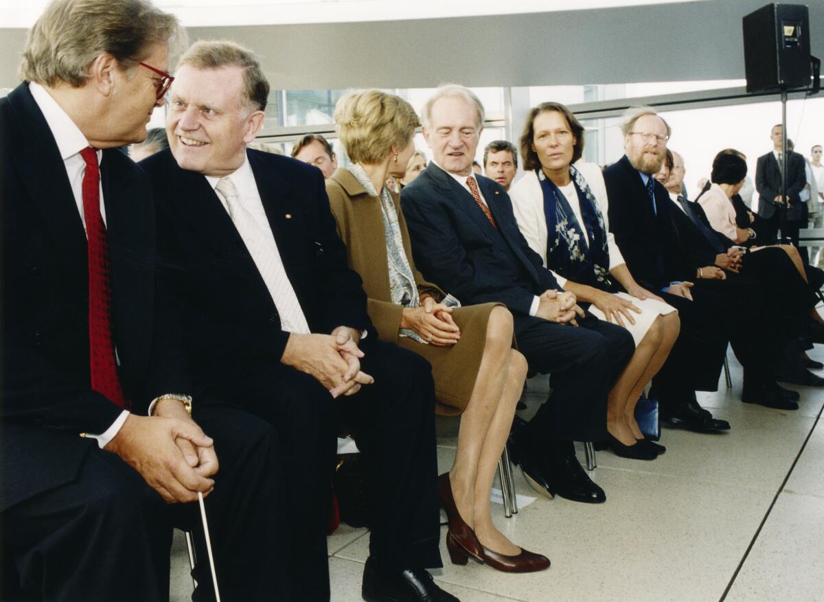 Thierse, Wolfgang; Rau, Johannes Bundestagspräsident Wolfgang Thierse eröffnet das Konzert der Philharmonie der Nationen unter der Leitung von Justus Frantz in der Reichstagskuppel unter dem Motto "Klassik gegen Rechts". Das Konzert soll ein musikalisches Zeichen gegen Rechtsradikalismus setzen.; Hier: Bundespräsident Johannes Rau mit Bundestagspräsident Wolfgang Thierse, SPD, MdB, und deren Gattinen.; Musikkonzert