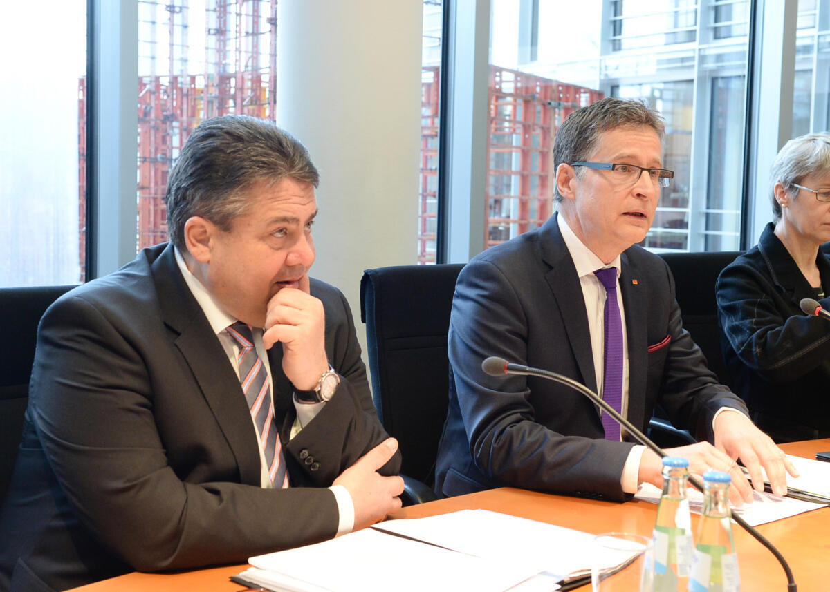 Sigmar Gabriel, (li), SPD, Bundesminister für Wirtschaft und Energie, ist zu Gast beim Ausschuss des Deutschen Bundestages Digitale Agenda. Die Sitzung wird vom Vorsitzenden Jens Koeppen, (re), CDU/CSU, geleitet. Koeppen, Jens; Gabriel, Sigmar Sigmar Gabriel, (li), SPD, Bundesminister für Wirtschaft und Energie, ist zu Gast beim Ausschuss des Deutschen Bundestages Digitale Agenda. Die Sitzung wird vom Vorsitzenden Jens Koeppen, (re), CDU/CSU, geleitet.
