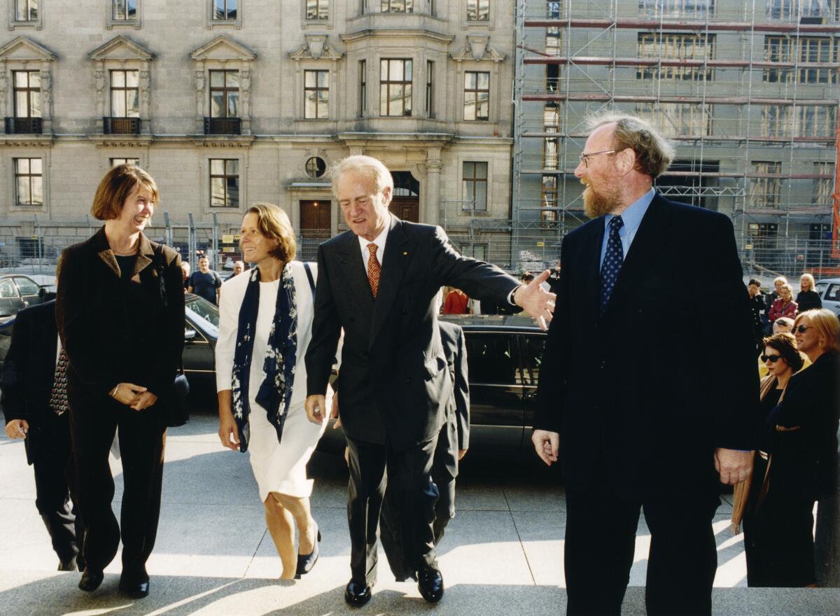 Thierse, Wolfgang; Rau, Johannes Bundestagspräsident Wolfgang Thierse eröffnet das Konzert der Philharmonie der Nationen unter der Leitung von Justus Frantz in der Reichstagskuppel unter dem Motto "Klassik gegen Rechts". Das Konzert soll ein musikalisches Zeichen gegen Rechtsradikalismus setzen.; Hier: Bundespräsident Johannes Rau mit Bundestagspräsident Wolfgang Thierse, SPD, MdB, und deren Gattinen.; Ankunft