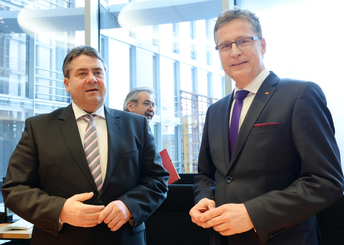 Sigmar Gabriel, (li), SPD, Bundesminister für Wirtschaft und Energie, ist zu Gast beim Ausschuss des Deutschen Bundestages Digitale Agenda. Die Sitzung wird vom Vorsitzenden Jens Koeppen, (re), CDU/CSU, geleitet. Koeppen, Jens; Gabriel, Sigmar Sigmar Gabriel, (li), SPD, Bundesminister für Wirtschaft und Energie, ist zu Gast beim Ausschuss des Deutschen Bundestages Digitale Agenda. Die Sitzung wird vom Vorsitzenden Jens Koeppen, (re), CDU/CSU, geleitet.