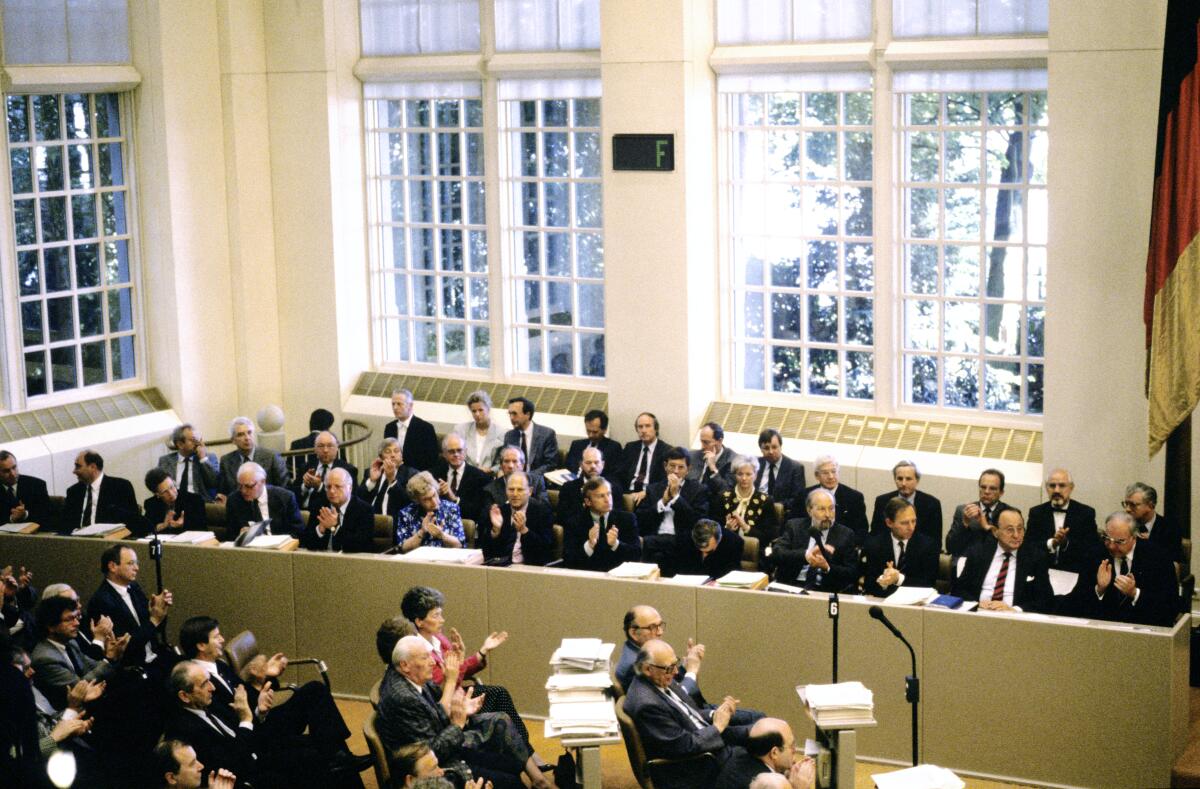 2. und 3. Lesung des Staatsvertrags über die "Schaffung einer Währungs-, Wirtschafts- undSozialunion zwischen der Bundesrepublik Deutschland und derDeutschen Demokratischen Republik" am 21.6.1990 im Wasserwerk in Bonn. 2. und 3. Lesung des Staatsvertrags über die "Schaffung einer Währungs-, Wirtschafts- undSozialunion zwischen der Bundesrepublik Deutschland und derDeutschen Demokratischen Republik" am 21.6.1990 im Wasserwerk in Bonn.