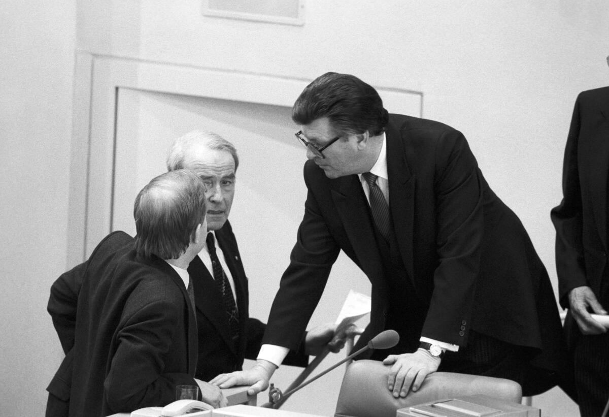 Jenninger, Philipp; Bohl, Friedrich; Dregger, Alfred Der Bundestagspräsident Dr. Philipp Jenninger, CDU/CSU, MdB, unterhält sich mit den Abgeordneten Dr. Alfred Dregger, CDU/CSU, MdB (mitte) und Friedrich Bohl, CDU/CSU, MdB.; Bundestagsabgeordnete, Abgeordnete, Gespräch