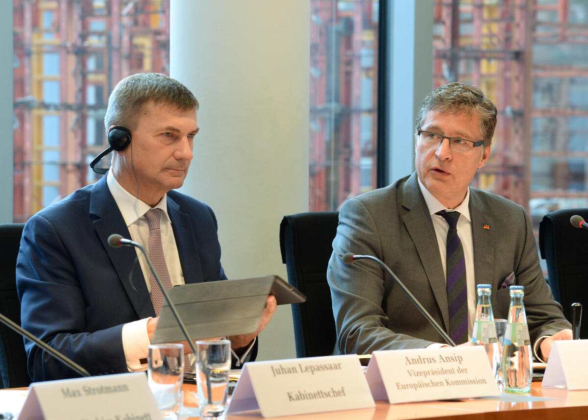 Jens Koeppen, (re), CDU/CSU, Vorsitzender des Ausschusses des Deutschen Bundestages Digitale Agenda, empfängt den EU-Kommissar Andrus Ansip, der an einer Ausschusssitzung teil nimmt. Koeppen, Jens; Ansip, Andrus Jens Koeppen, (re), CDU/CSU, Vorsitzender des Ausschusses des Deutschen Bundestages Digitale Agenda, empfängt den EU-Kommissar Andrus Ansip, der an einer Ausschusssitzung teil nimmt.