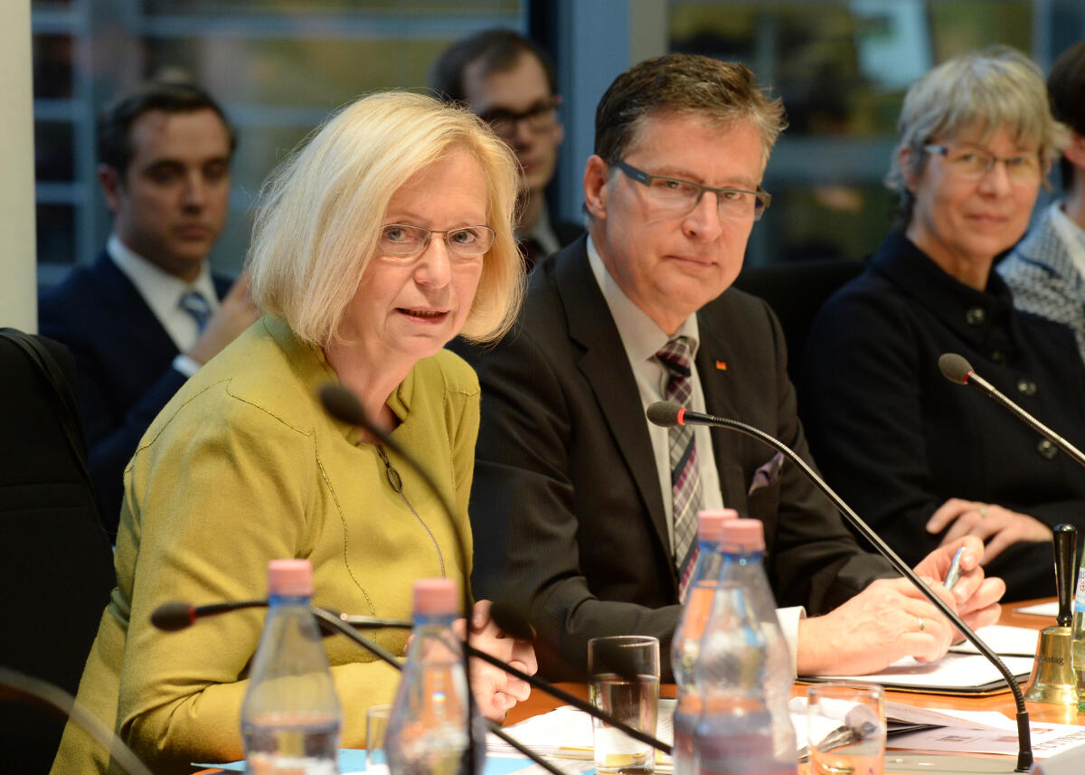 Bundesministerin Prof. Dr. Johanna Wanka, CDU/CSU, ist zu Gast beim Ausschuss des Deutschen Bundestags Digitale Agenda. Jens Koeppen, CDU/CSU, Vorsitzender des Ausschusses, leitet die Sitzung. Koeppen, Jens; Wanka, Johanna Bundesministerin Prof. Dr. Johanna Wanka, CDU/CSU, ist zu Gast beim Ausschuss des Deutschen Bundestags Digitale Agenda. Jens Koeppen, CDU/CSU, Vorsitzender des Ausschusses, leitet die Sitzung.