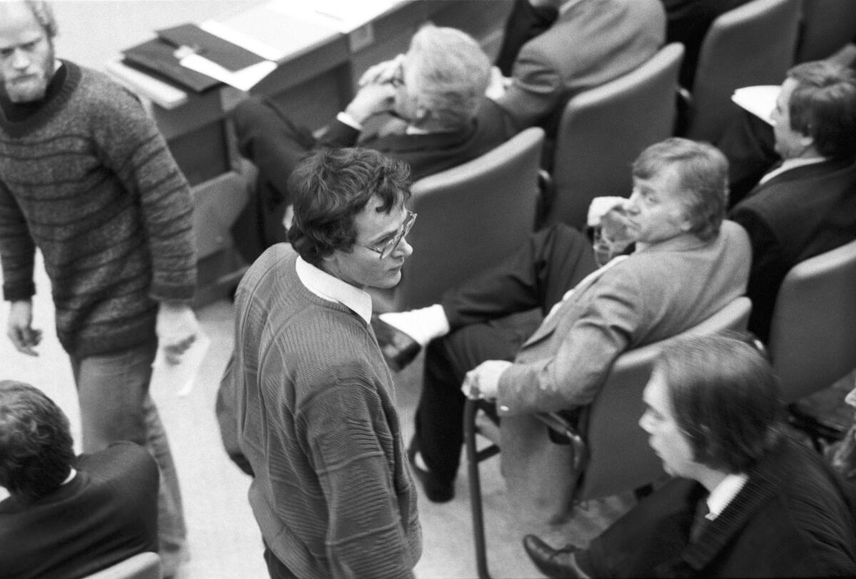 Eckhard Stratmann, Die Grünen, MdB, muss auf Weisung von Bundestagspräsident Dr. Philipp Jenninger, CDU/CSU, MdB, den Plenarsaal verlassen. Links: Thomas Wüppesahl, Die Grünen, MdB.; Bundestagsabegordnete, Abgeordnete Stratmann, Eckhard; Wüppesahl, Thomas Eckhard Stratmann, Die Grünen, MdB, muss auf Weisung von Bundestagspräsident Dr. Philipp Jenninger, CDU/CSU, MdB, den Plenarsaal verlassen. Links: Thomas Wüppesahl, Die Grünen, MdB.; Bundestagsabegordnete, Abgeordnete