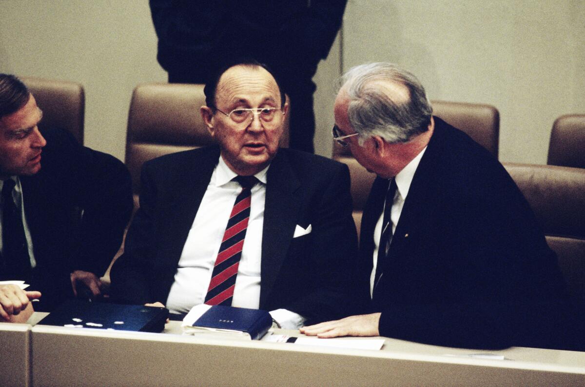 2. und 3. Lesung des Staatsvertrags über die "Schaffung einer Währungs-, Wirtschafts- undSozialunion zwischen der Bundesrepublik Deutschland und derDeutschen Demokratischen Republik" am 21.6.1990 im Wasserwerk in Bonn.; Bundeskanzler Helmut Kohl, CDU und Bundesminister des Auswärtigen Hans-Dietrich Genscher, FDP, im Gespräch während der Sitzung. Kohl, Helmut; Genscher, Hans-Dietrich 2. und 3. Lesung des Staatsvertrags über die "Schaffung einer Währungs-, Wirtschafts- undSozialunion zwischen der Bundesrepublik Deutschland und derDeutschen Demokratischen Republik" am 21.6.1990 im Wasserwerk in Bonn.; Bundeskanzler Helmut Kohl, CDU und Bundesminister des Auswärtigen Hans-Dietrich Genscher, FDP, im Gespräch während der Sitzung.