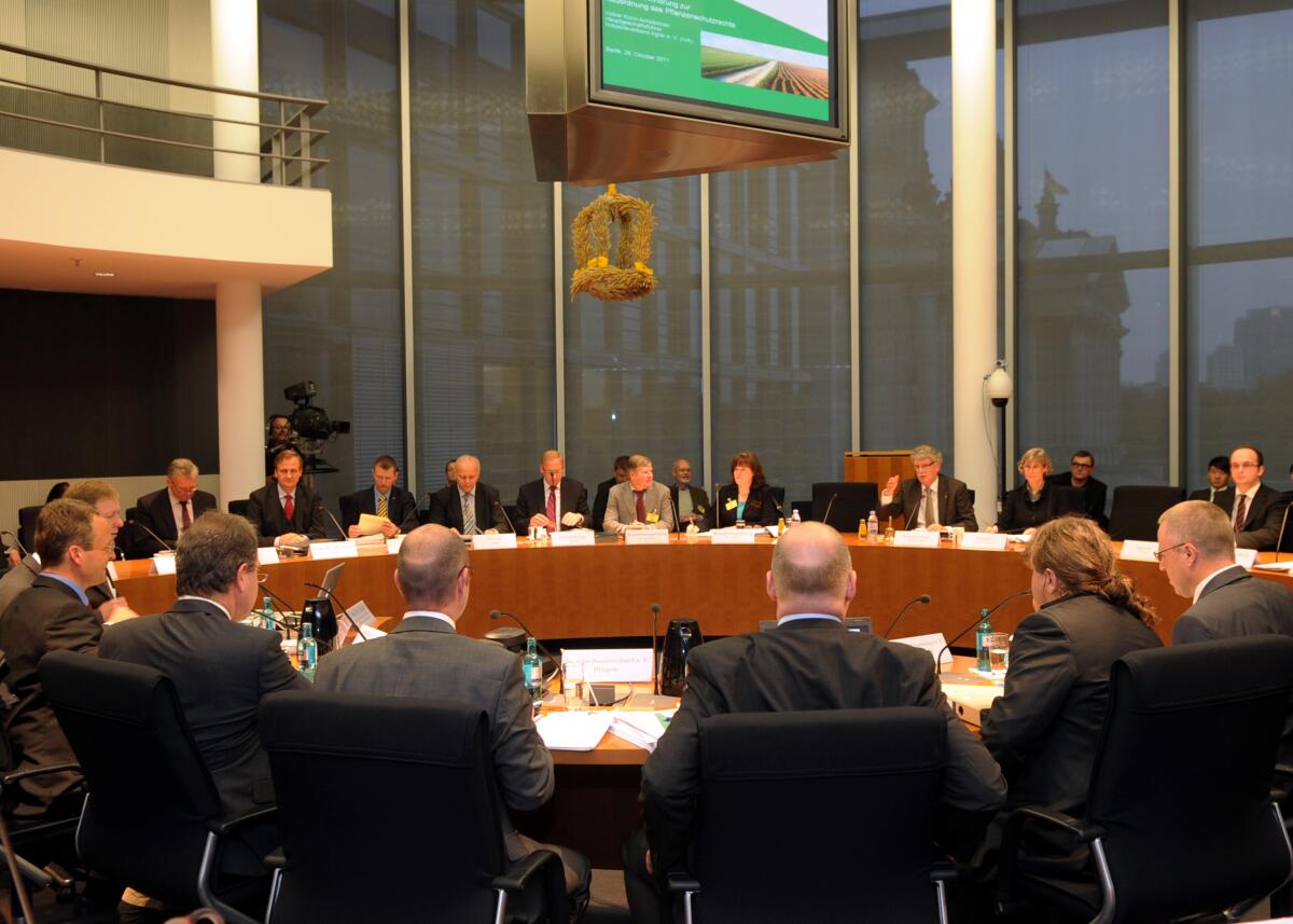 Der Ausschuss des Deutschen Bundestages für Ernährung, Landwirtschaft und Verbaucherschutz hat mit Beteiligung von Sachverständigen eine Öffentliche Anhörung zum Thema "Entwurf des Gesetzes zur Neuordnung des Pflanzenschutzrechts".; Übersicht. Der Ausschuss des Deutschen Bundestages für Ernährung, Landwirtschaft und Verbaucherschutz hat mit Beteiligung von Sachverständigen eine Öffentliche Anhörung zum Thema "Entwurf des Gesetzes zur Neuordnung des Pflanzenschutzrechts".; Übersicht.