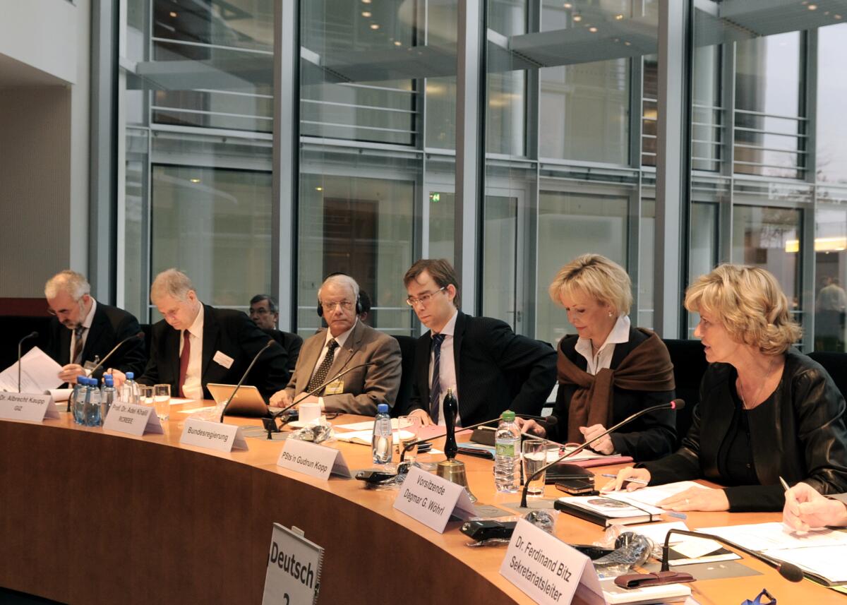 Der Ausschuss des Deutschen Bundestages für wirtschaftliche Zusammenarbeit und Entwicklung hat mit Beteiligung von Sachverständigen (hier im Bild) eine Öffentliche Anhörung zum Thema "Erneuerbare Energien in Entwicklungs- und Schwellenländern". Die Ausschusssitzung wird von der Vorsitzenden des Ausschusses, Dagmar G. Wöhrl, (re), CDU/CSU, geleitet.; Übersicht. Wöhrl, Dagmar G. Der Ausschuss des Deutschen Bundestages für wirtschaftliche Zusammenarbeit und Entwicklung hat mit Beteiligung von Sachverständigen (hier im Bild) eine Öffentliche Anhörung zum Thema "Erneuerbare Energien in Entwicklungs- und Schwellenländern". Die Ausschusssitzung wird von der Vorsitzenden des Ausschusses, Dagmar G. Wöhrl, (re), CDU/CSU, geleitet.; Übersicht.