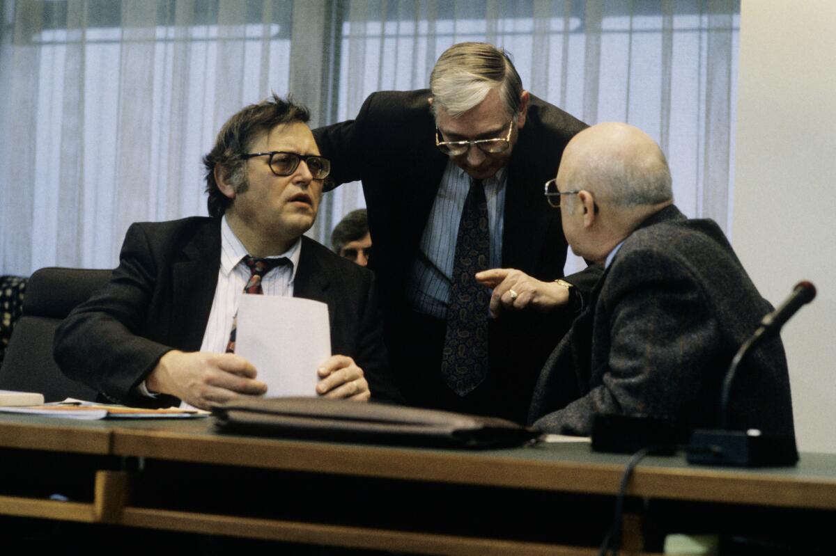 Sitzung der Enquete-Kommission "Aufarbeitung von Geschichte und Folgen der SED-Diktatur". Wilfried Böhm, CDU/CSU, MdB, unterhält sich mit Dr. h.c. Karl Wilhelm Fricke (rechts) und dem sachverständigen Mitglied der Kommission, Manfred Wilke (links).; Bundestagsabgeordneter, Abgeordneter, Gespräch Wilke, Manfred; Böhm, Wilfried; Fricke, Karl Wilhelm Sitzung der Enquete-Kommission "Aufarbeitung von Geschichte und Folgen der SED-Diktatur". Wilfried Böhm, CDU/CSU, MdB, unterhält sich mit Dr. h.c. Karl Wilhelm Fricke (rechts) und dem sachverständigen Mitglied der Kommission, Manfred Wilke (links).; Bundestagsabgeordneter, Abgeordneter, Gespräch