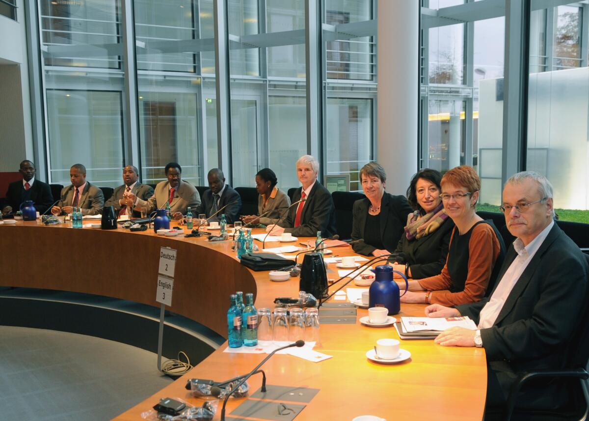 Selle, Johannes Der Ausschuss des Deutschen Bundestages für wirtschaftliche Zusammenarbeit und Entwicklung hat eine hochrangige Delegation aus Ruanda zu Gast. Johannes Selle, (5.v.re), CDU/CSU, MdB, leitet das Gespräch.