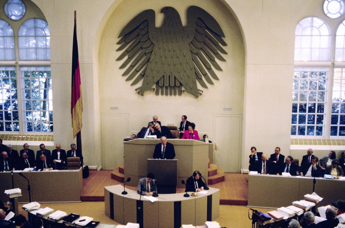  2. und 3. Lesung des Staatsvertrags über die "Schaffung einer Währungs-, Wirtschafts- undSozialunion zwischen der Bundesrepublik Deutschland und derDeutschen Demokratischen Republik" am 21.6.1990 im Wasserwerk in Bonn.