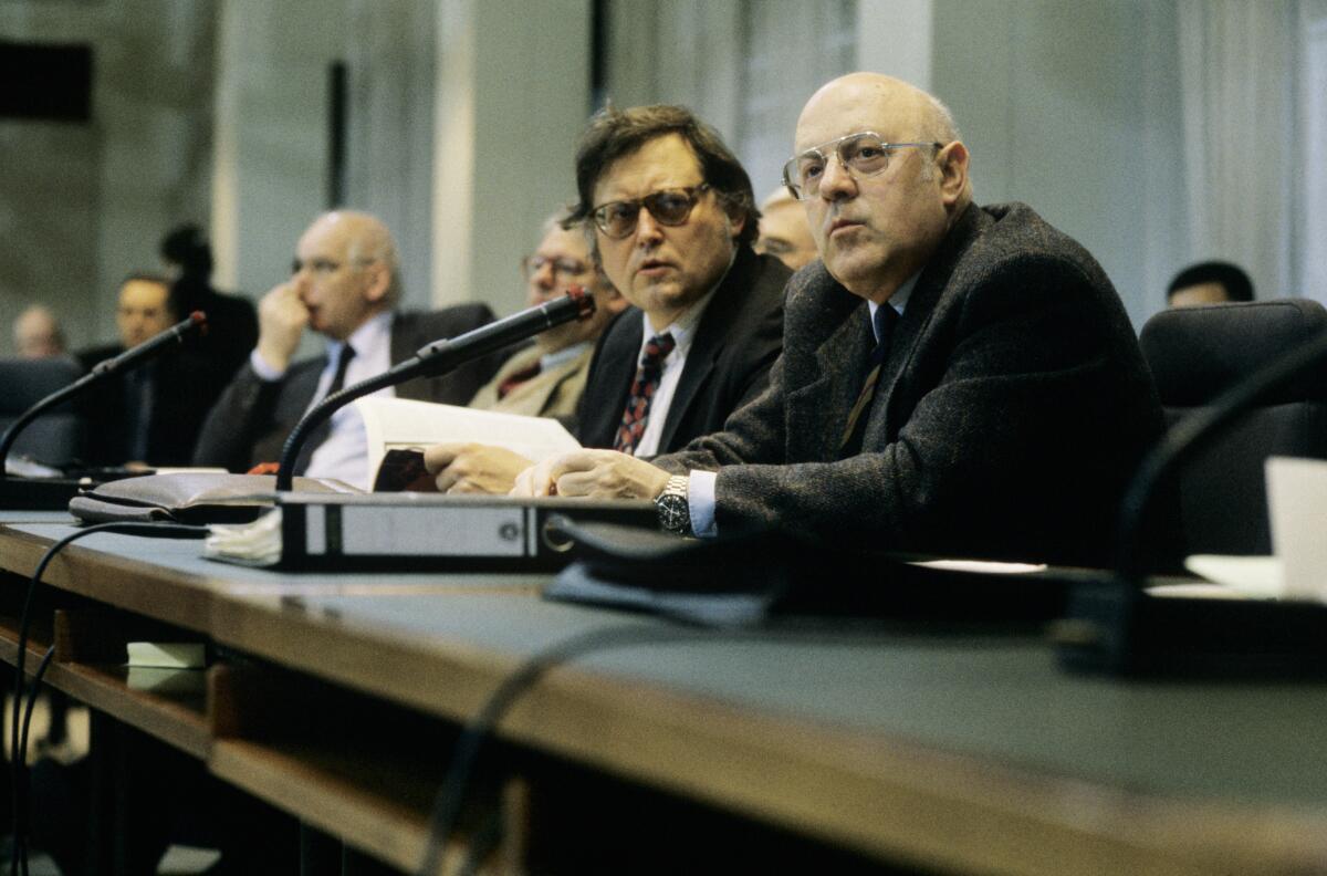 Sitzung der Enquete-Kommission "Aufarbeitung von Geschichte und Folgen der SED-Diktatur". Dr. h.c. Karl Wilhelm Fricke (rechts) und sachverständiges Mitglied der Kommission, Manfred Wilke (links). Links im Hintergrund: Martin-Michael Passauer.; Mitglieder Wilke, Manfred; Passauer, Martin-Michael; Fricke, Karl Wilhelm Sitzung der Enquete-Kommission "Aufarbeitung von Geschichte und Folgen der SED-Diktatur". Dr. h.c. Karl Wilhelm Fricke (rechts) und sachverständiges Mitglied der Kommission, Manfred Wilke (links). Links im Hintergrund: Martin-Michael Passauer.; Mitglieder