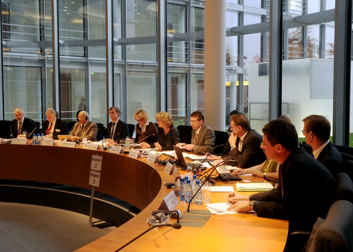 Der Ausschuss des Deutschen Bundestages für wirtschaftliche Zusammenarbeit und Entwicklung hat mit Beteiligung von Sachverständigen (hier im Bild) eine Öffentliche Anhörung zum Thema "Erneuerbare Energien in Entwicklungs- und Schwellenländern". Die Ausschusssitzung wird von der Vorsitzenden des Ausschusses, Dagmar G. Wöhrl, (6.v.li), CDU/CSU, geleitet.; Übericht. Wöhrl, Dagmar G. Der Ausschuss des Deutschen Bundestages für wirtschaftliche Zusammenarbeit und Entwicklung hat mit Beteiligung von Sachverständigen (hier im Bild) eine Öffentliche Anhörung zum Thema "Erneuerbare Energien in Entwicklungs- und Schwellenländern". Die Ausschusssitzung wird von der Vorsitzenden des Ausschusses, Dagmar G. Wöhrl, (6.v.li), CDU/CSU, geleitet.; Übericht.