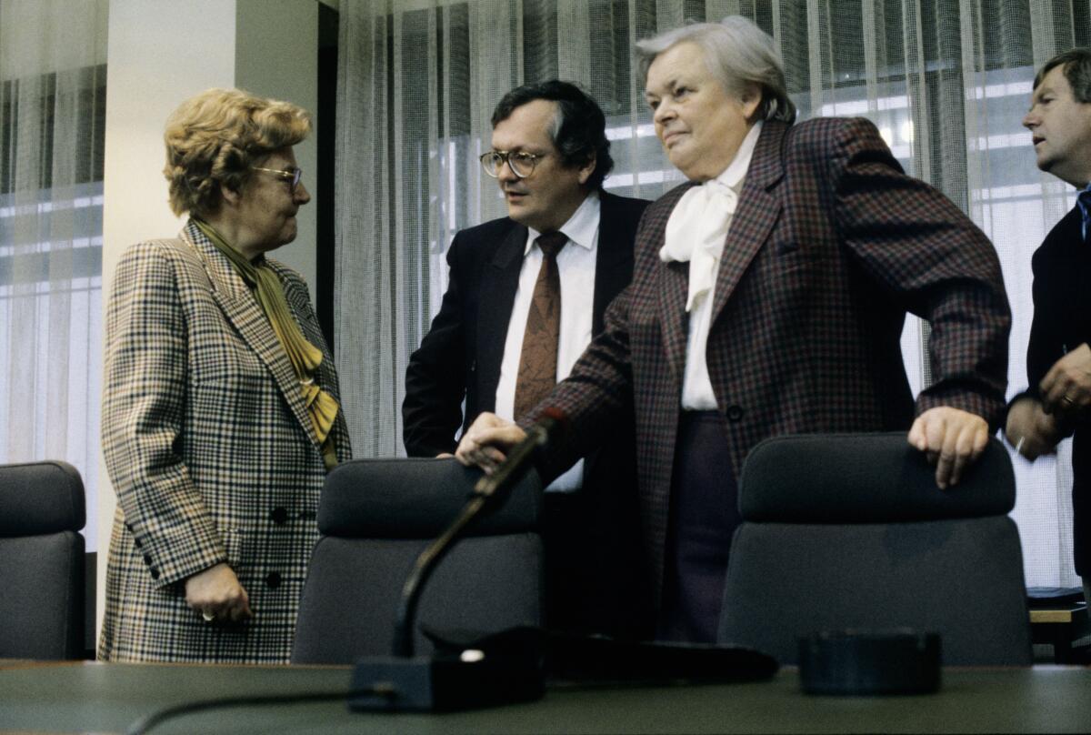 Schmieder, Jürgen; Wilms, Dorothee; Wisniewski, Roswitha Sitzung der Enquete-Kommission "Aufarbeitung von Geschichte und Folgen der SED-Diktatur". Dr. Jürgen Schmieder, FDP, MdB, unterhält sich mit Dorothee Wilms, CDU/CSU, MdB (links), und Dr. Roswitha Wisniewski, CDU/CSU, MdB (rechts).; Bundestagsabgeordnete, Abgeordnete