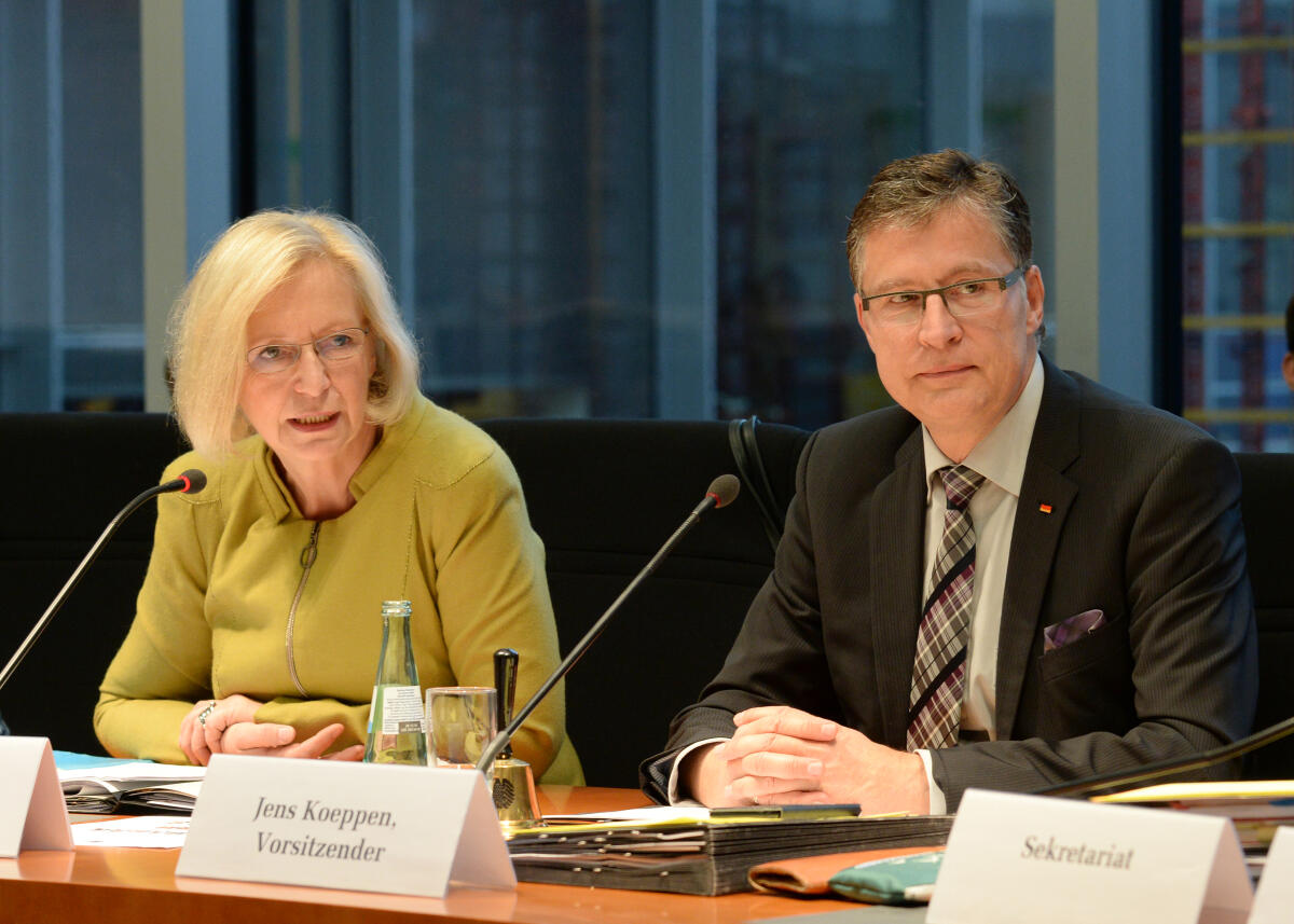 Bundesministerin Prof. Dr. Johanna Wanka, CDU/CSU, ist zu Gast beim Ausschuss des Deutschen Bundestags Digitale Agenda. Jens Koeppen, CDU/CSU, Vorsitzender des Ausschusses, leitet die Sitzung. Koeppen, Jens; Wanka, Johanna Bundesministerin Prof. Dr. Johanna Wanka, CDU/CSU, ist zu Gast beim Ausschuss des Deutschen Bundestags Digitale Agenda. Jens Koeppen, CDU/CSU, Vorsitzender des Ausschusses, leitet die Sitzung.