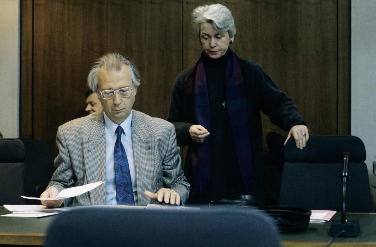 Sitzung der Enquete-Kommission "Aufarbeitung von Geschichte und Folgen der SED-Diktatur". Hier: Prof. Dr. Hartmut Soell, SPD, MdB, und Frau Christel Hanewinckel, SPD, MdB.; Bundestagsabgeordnete, Abgeordnete Soell, Hartmut; Riemann-Hanewinckel, Christel Sitzung der Enquete-Kommission "Aufarbeitung von Geschichte und Folgen der SED-Diktatur". Hier: Prof. Dr. Hartmut Soell, SPD, MdB, und Frau Christel Hanewinckel, SPD, MdB.; Bundestagsabgeordnete, Abgeordnete