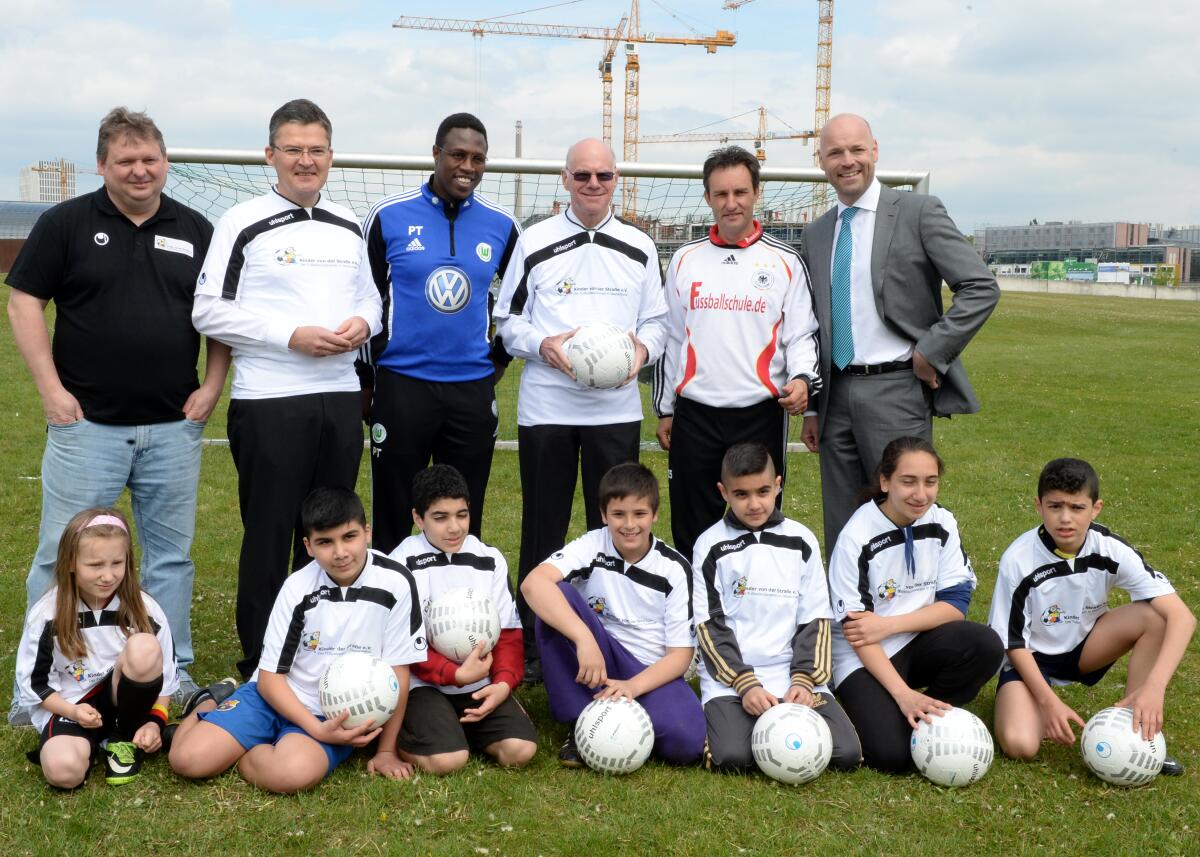 Bundestagspräsident Prof. Dr. Norbert Lammert, (stehend 3.v.re), CDU/CSU, ist zu Gast beim Fußballsozialprojekt mit SOS-Kindern des Vereins "Kinder von der Straße e. V.", der von Jo Eller (stehend li) gegründet wurde. 2.v.li. stehend: Roderich Kiesewetter, CDU/CSU, Mitglied Deutscher Bundestag, hat den Verein nach Berlin eingeladen.; Gruppenfoto. Lammert, Norbert; Eller, Jo; Kiesewetter, Roderich Bundestagspräsident Prof. Dr. Norbert Lammert, (stehend 3.v.re), CDU/CSU, ist zu Gast beim Fußballsozialprojekt mit SOS-Kindern des Vereins "Kinder von der Straße e. V.", der von Jo Eller (stehend li) gegründet wurde. 2.v.li. stehend: Roderich Kiesewetter, CDU/CSU, Mitglied Deutscher Bundestag, hat den Verein nach Berlin eingeladen.; Gruppenfoto.