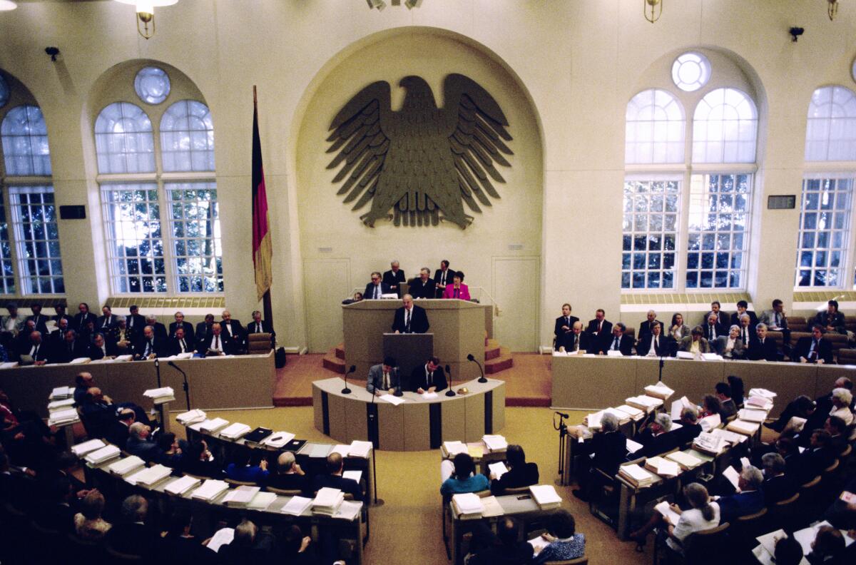 2. und 3. Lesung des Staatsvertrags über die "Schaffung einer Währungs-, Wirtschafts- undSozialunion zwischen der Bundesrepublik Deutschland und derDeutschen Demokratischen Republik" am 21.6.1990 im Wasserwerk in Bonn. 2. und 3. Lesung des Staatsvertrags über die "Schaffung einer Währungs-, Wirtschafts- undSozialunion zwischen der Bundesrepublik Deutschland und derDeutschen Demokratischen Republik" am 21.6.1990 im Wasserwerk in Bonn.