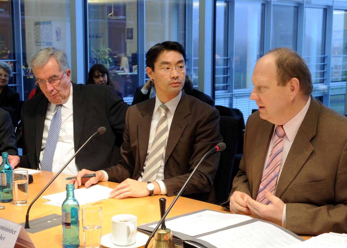 Dr. Philipp Rösler, (mitte), FDP, Bundesminister für Wirtschaft und Technologie, ist zu Gast im Ausschuss des Deutschen Bundestages für Tourismus. Klaus Brähmig, (re), CDU/CSU, Vorsitzender des Ausschusses leitet die Ausschusssitzung. Links der Parlamentarische Staatssekratär Ernst Burgbacher, FDP. Brähmig, Klaus; Rösler, Philipp; Burgbacher, Ernst Dr. Philipp Rösler, (mitte), FDP, Bundesminister für Wirtschaft und Technologie, ist zu Gast im Ausschuss des Deutschen Bundestages für Tourismus. Klaus Brähmig, (re), CDU/CSU, Vorsitzender des Ausschusses leitet die Ausschusssitzung. Links der Parlamentarische Staatssekratär Ernst Burgbacher, FDP.