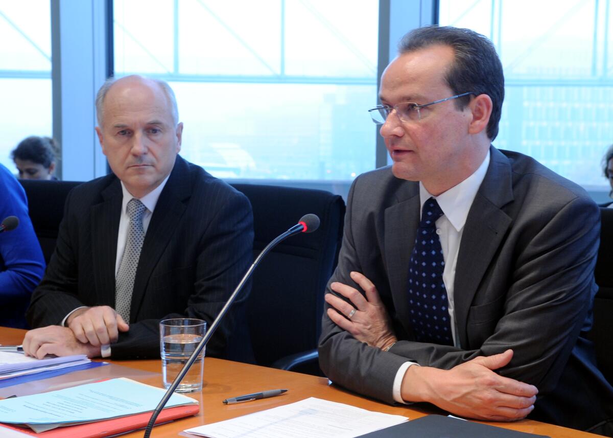 Krichbaum, Gunther; Inzko, Valentin Der Hohe Repräsentant für Bosnien und Herzegowina, Dr. Valentin Inzko, (li), ist zu Gast im Ausschuss des Deutschen Bundestages für die Angelegenheiten der Europäischen Union. Gunther Krichbaum, (li), CDU/CSU, Vorsitzender des Ausschusses leitet die Ausschusssitzung.