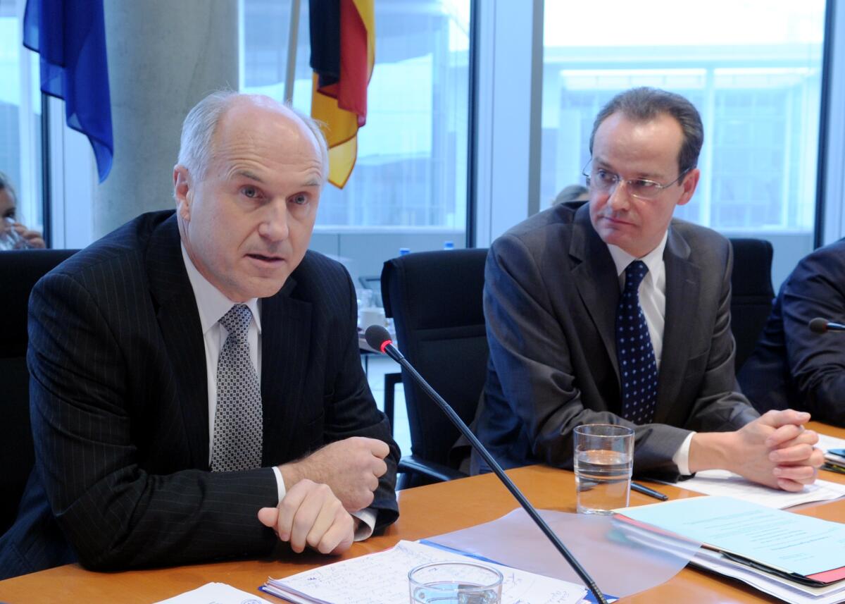 Der Hohe Repräsentant für Bosnien und Herzegowina, Dr. Valentin Inzko, (li), ist zu Gast im Ausschuss des Deutschen Bundestages für die Angelegenheiten der Europäischen Union. Gunther Krichbaum, (li), CDU/CSU, Vorsitzender des Ausschusses leitet die Ausschusssitzung. Krichbaum, Gunther; Inzko, Valentin Der Hohe Repräsentant für Bosnien und Herzegowina, Dr. Valentin Inzko, (li), ist zu Gast im Ausschuss des Deutschen Bundestages für die Angelegenheiten der Europäischen Union. Gunther Krichbaum, (li), CDU/CSU, Vorsitzender des Ausschusses leitet die Ausschusssitzung.