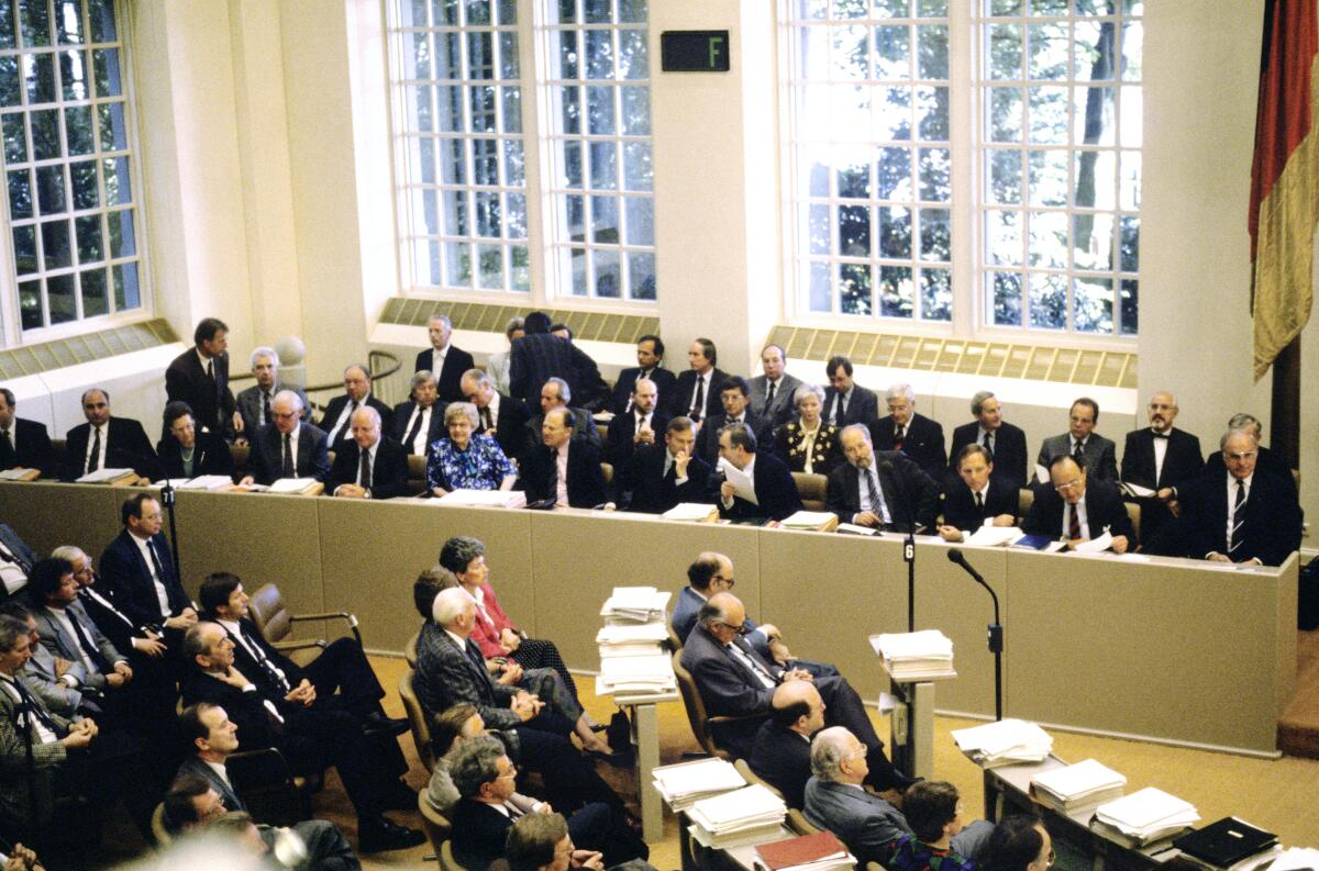 2. und 3. Lesung des Staatsvertrags über die "Schaffung einer Währungs-, Wirtschafts- undSozialunion zwischen der Bundesrepublik Deutschland und derDeutschen Demokratischen Republik" am 21.6.1990 im Wasserwerk in Bonn. 2. und 3. Lesung des Staatsvertrags über die "Schaffung einer Währungs-, Wirtschafts- undSozialunion zwischen der Bundesrepublik Deutschland und derDeutschen Demokratischen Republik" am 21.6.1990 im Wasserwerk in Bonn.