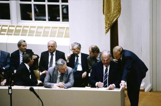 Kohl, Helmut; Seiters, Rudolf; Blüm, Norbert Liegenschaften in Bonn, Plenargebäude