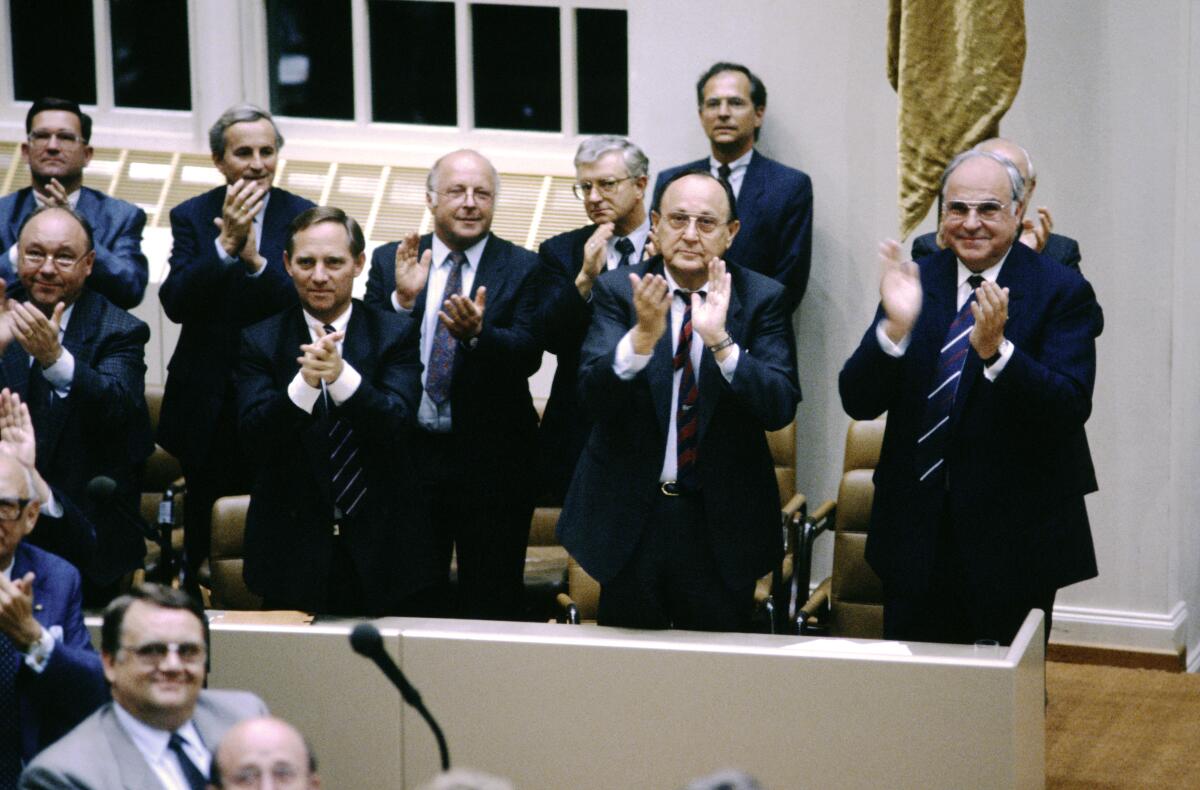 2. und 3. Lesung des Staatsvertrags am 21.6.1990 im Wasserwerk in Bonn.; Mitglieder der Bundesregierung applaudieren während der Sitzung.; Beifall Kohl, Helmut; Seiters, Rudolf; Genscher, Hans-Dietrich; Blüm, Norbert; Schäuble, Wolfgang 2. und 3. Lesung des Staatsvertrags am 21.6.1990 im Wasserwerk in Bonn.; Mitglieder der Bundesregierung applaudieren während der Sitzung.; Beifall