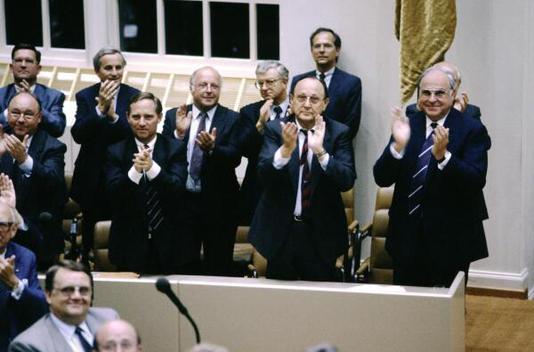 Kohl, Helmut; Seiters, Rudolf; Genscher, Hans-Dietrich; Blüm, Norbert; Schäuble, Wolfgang Liegenschaften in Bonn, Plenargebäude