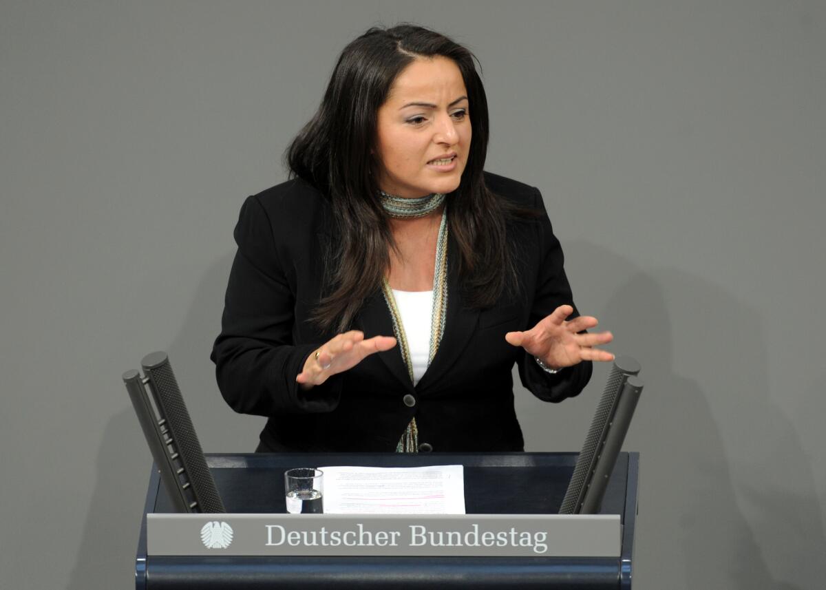 Sevim Dagdelen, DIE LINKE, Bundestagsabgeordnete, Abgeordnete, Mitglied des Deutschen Bundestages, MdB, Rede, Deutscher Bundestag, 139. Sitzung,TOP 4, Thema: Staatsangehörigkeitsrecht.; Rednerpult. Dagdelen, Sevim Sevim Dagdelen, DIE LINKE, Bundestagsabgeordnete, Abgeordnete, Mitglied des Deutschen Bundestages, MdB, Rede, Deutscher Bundestag, 139. Sitzung,TOP 4, Thema: Staatsangehörigkeitsrecht.; Rednerpult.