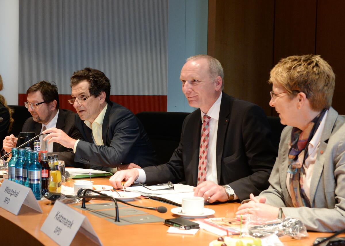 Klaus Barthel, (2.v.li), SPD, stellvertretender Vorsitzender des Ausschusses des Deutschen Bundestages für Wirtschaft und Energie, empfängt eine Delegation aus den Philippinen, die unter der Leitung des Energieministers, Carlos J. Petilla, als Gäste an einem Gespräch mit dem Bundestagsausschuss teil nehmen. Bernd Westphal, (2.v.re), SPD, Gabriele Katzmarek, (re), SPD, Andreas G. Lämmel, (li), CDU/CSU, Mitglieder des Ausschusses, nehmen ebenfalls an dem Gespräch teil. Barthel, Klaus; Westphal, Bernd; Katzmarek, Gabriele; Lämmel, Andreas G. Klaus Barthel, (2.v.li), SPD, stellvertretender Vorsitzender des Ausschusses des Deutschen Bundestages für Wirtschaft und Energie, empfängt eine Delegation aus den Philippinen, die unter der Leitung des Energieministers, Carlos J. Petilla, als Gäste an einem Gespräch mit dem Bundestagsausschuss teil nehmen. Bernd Westphal, (2.v.re), SPD, Gabriele Katzmarek, (re), SPD, Andreas G. Lämmel, (li), CDU/CSU, Mitglieder des Ausschusses, nehmen ebenfalls an dem Gespräch teil.