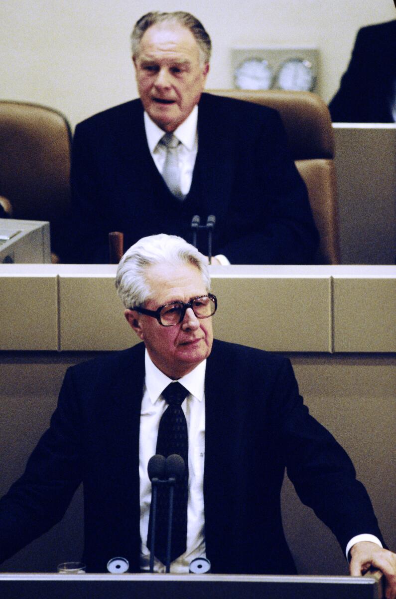 2. und 3. Lesung des Staatsvertrags über die "Schaffung einer Währungs-, Wirtschafts- undSozialunion zwischen der Bundesrepublik Deutschland und derDeutschen Demokratischen Republik" am 21.6.1990 im Wasserwerk in Bonn.; Hans-Jochen Vogel, SPD, MdB während seiner Rede. Vogel, Hans-Jochen; Westphal, Heinz 2. und 3. Lesung des Staatsvertrags über die "Schaffung einer Währungs-, Wirtschafts- undSozialunion zwischen der Bundesrepublik Deutschland und derDeutschen Demokratischen Republik" am 21.6.1990 im Wasserwerk in Bonn.; Hans-Jochen Vogel, SPD, MdB während seiner Rede.