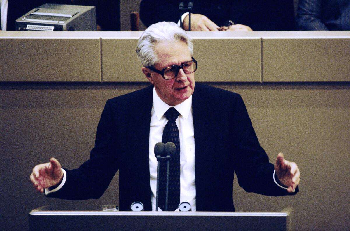 2. und 3. Lesung des Staatsvertrags über die "Schaffung einer Währungs-, Wirtschafts- undSozialunion zwischen der Bundesrepublik Deutschland und derDeutschen Demokratischen Republik" am 21.6.1990 im Wasserwerk in Bonn.; Hans-Jochen Vogel, SPD, MdB während seiner Rede. Vogel, Hans-Jochen 2. und 3. Lesung des Staatsvertrags über die "Schaffung einer Währungs-, Wirtschafts- undSozialunion zwischen der Bundesrepublik Deutschland und derDeutschen Demokratischen Republik" am 21.6.1990 im Wasserwerk in Bonn.; Hans-Jochen Vogel, SPD, MdB während seiner Rede.