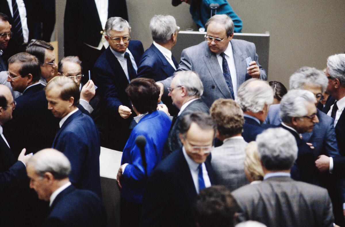 2. und 3. Lesung des Staatsvertrags über die "Schaffung einer Währungs-, Wirtschafts- undSozialunion zwischen der Bundesrepublik Deutschland und derDeutschen Demokratischen Republik" am 21.6.1990 im Wasserwerk in Bonn.; Abgeordnete während der namentlichen Stimmabgabe. 2. und 3. Lesung des Staatsvertrags über die "Schaffung einer Währungs-, Wirtschafts- undSozialunion zwischen der Bundesrepublik Deutschland und derDeutschen Demokratischen Republik" am 21.6.1990 im Wasserwerk in Bonn.; Abgeordnete während der namentlichen Stimmabgabe.