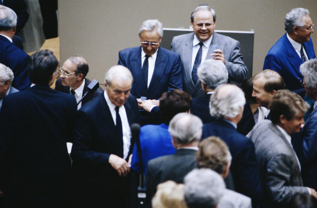 2. und 3. Lesung des Staatsvertrags am 20.6.1990 im Wasserwerk in Bonn.; Abgeordnete mit Stimmkarten bei der namentlichen Abstimmung. 2. und 3. Lesung des Staatsvertrags am 20.6.1990 im Wasserwerk in Bonn.; Abgeordnete mit Stimmkarten bei der namentlichen Abstimmung.